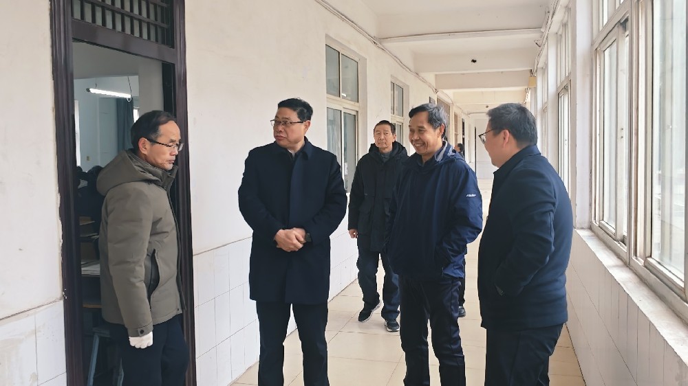 我校領(lǐng)導深入教學一線巡查開學首日教學工作